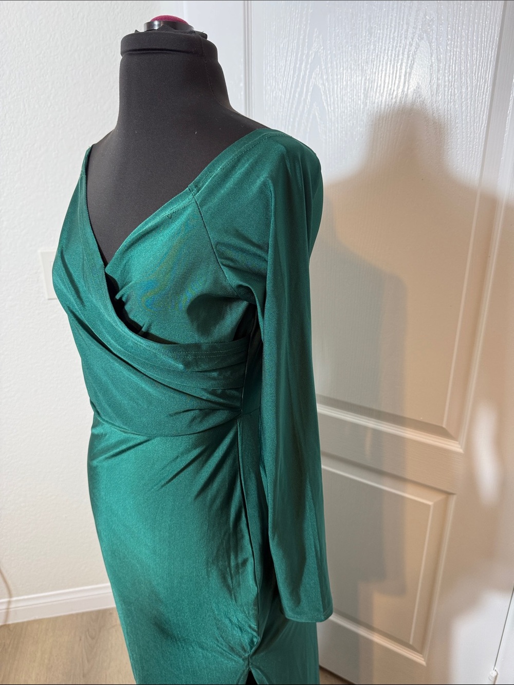 Elegant Deep Green Long-Sleeve Holiday Evening Gown - Picture 2 of 6